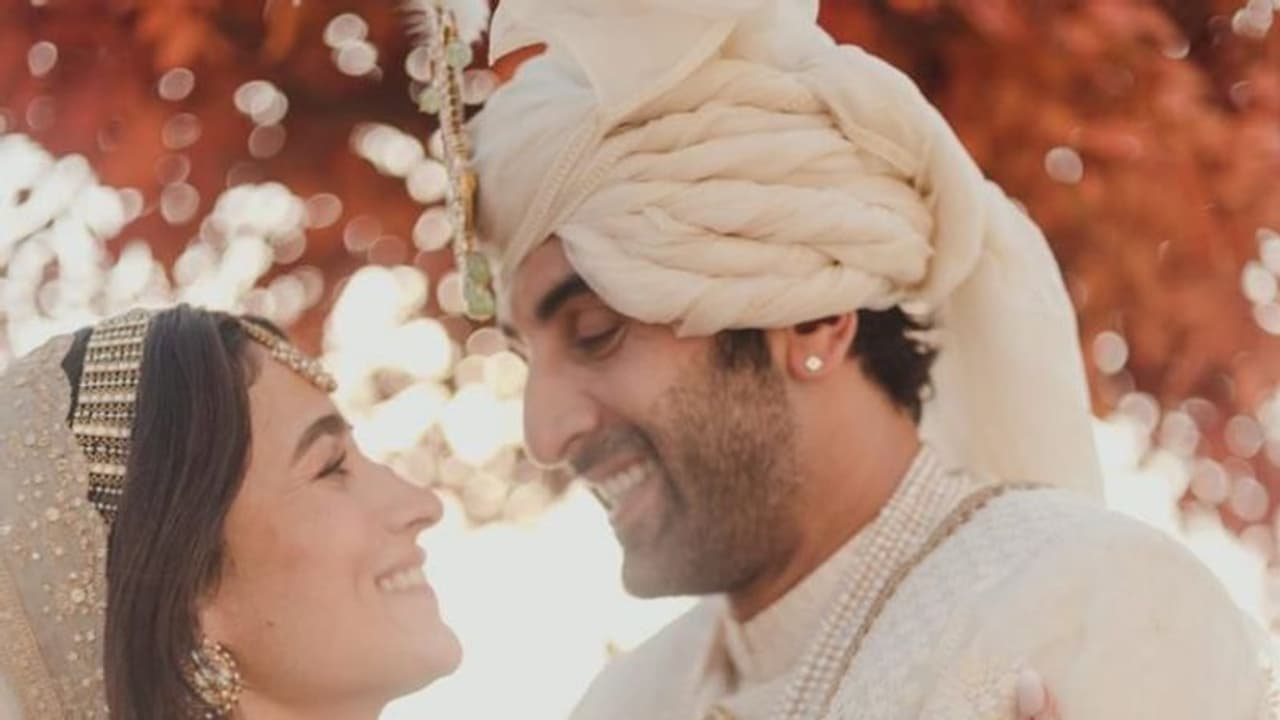 কাজের জন্যই কি ভেস্তে গেল রণবীর আলিয়ার মধুচন্দ্রিমা? বিয়ের ৫ দিন পরই কাজে ফিরলেন রালিয়া জুটি কাজের জন্যই কি ভেস্তে গেল রণবীর আলিয়ার মধুচন্দ্রিমা? বিয়ের ৫ দিন পরই কাজে ফিরলেন রালিয়া জুটি