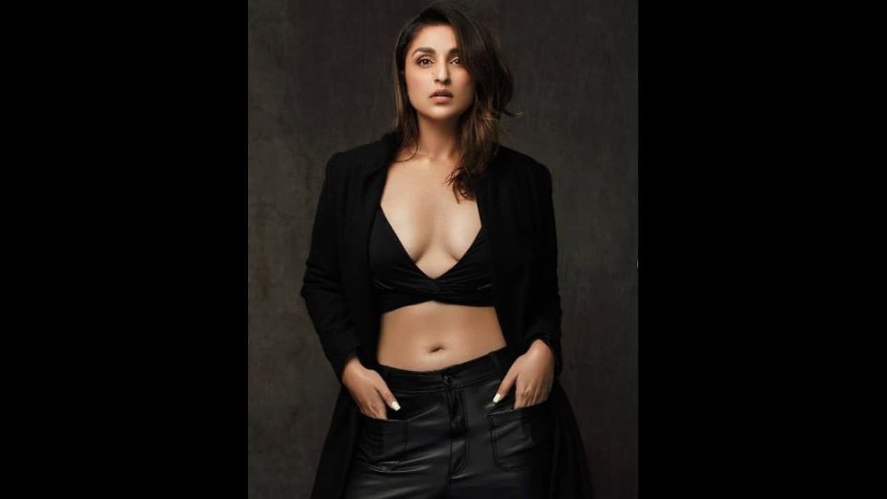 প্রবল ঠান্ডায় গায়ে শুধুমাত্র কালো হাফ হাতা টিশার্ট, শ্যুটিং সিক্রেট ফাঁস করলেন পরিনীতি চোপড়া প্রবল ঠান্ডায় গায়ে শুধুমাত্র কালো হাফ হাতা টিশার্ট, শ্যুটিং সিক্রেট ফাঁস করলেন পরিনীতি চোপড়া