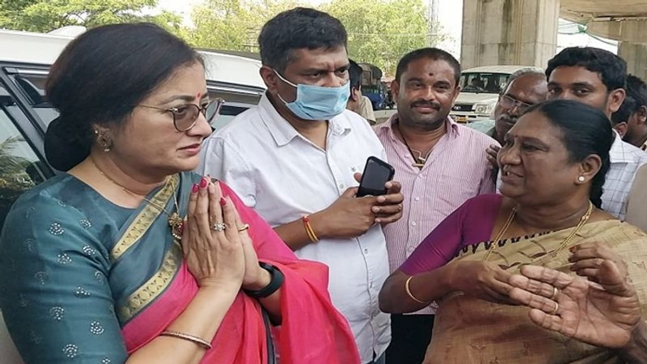 Mandya Politics: ರಾಜಕೀಯ ಪಕ್ಷ ಸೇರಲು ಆತುರ ಮಾಡಲ್ಲ: ಸಂಸದೆ ಸುಮಲತಾ Mandya Politics: ರಾಜಕೀಯ ಪಕ್ಷ ಸೇರಲು ಆತುರ ಮಾಡಲ್ಲ: ಸಂಸದೆ ಸುಮಲತಾ