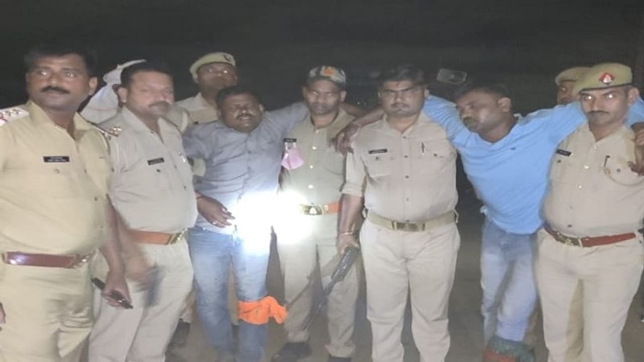 भगवा गमछा से मुंह ढक कर चेन स्नैचिंग करने वाले बदमाश को पुलिस ने किया गिरफ्तार, अखिलेश यादव ने उठाया था सवाल भगवा गमछा से मुंह ढक कर चेन स्नैचिंग करने वाले बदमाश को पुलिस ने किया गिरफ्तार, अखिलेश यादव ने उठाया था सवाल