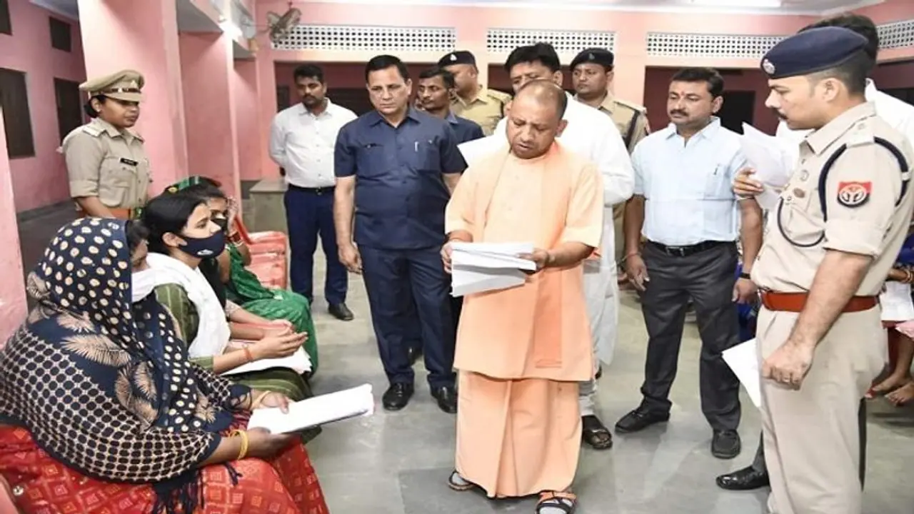 गोरखपुर में सीएम योगी आदित्यनाथ ने सुनी लोगों की फरियाद, इन समस्याओं पर ज्यादा ध्यान देने का दिया निर्देश गोरखपुर में सीएम योगी आदित्यनाथ ने सुनी लोगों की फरियाद, इन समस्याओं पर ज्यादा ध्यान देने का दिया निर्देश