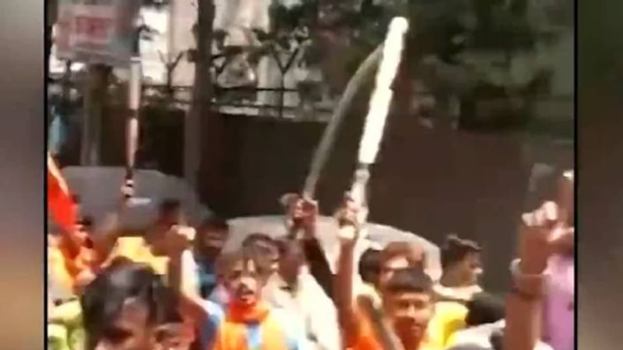 டெல்லி அனுமன் ஜெயந்தி ஊர்வலத்தில் ஆயுதங்கள்.. வெளியான வீடியோ... புது தகவலால் பரபரப்பு..! டெல்லி அனுமன் ஜெயந்தி ஊர்வலத்தில் ஆயுதங்கள்.. வெளியான வீடியோ... புது தகவலால் பரபரப்பு..!