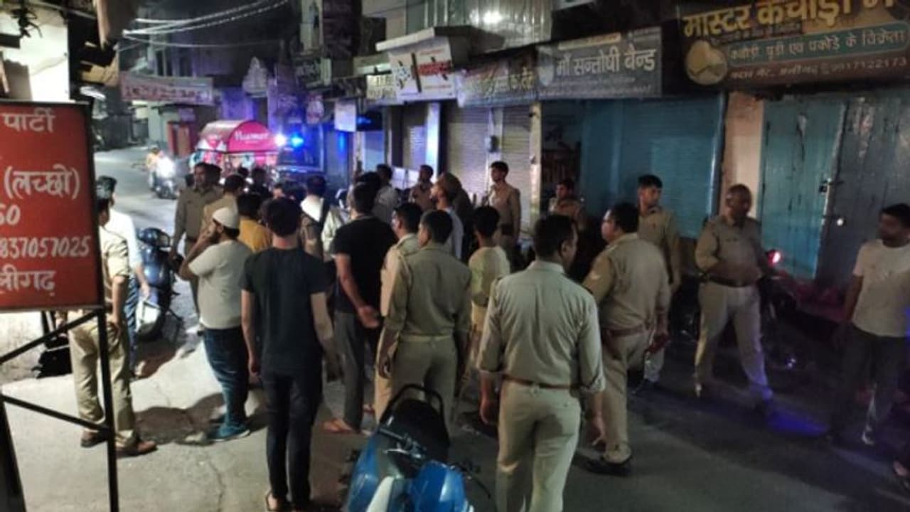 अलीगढ़ में माहौल बिगाड़ने का हुआ प्रयास, इबादत कर निकल रहे लोगों पर बरसाए गए पत्थर
