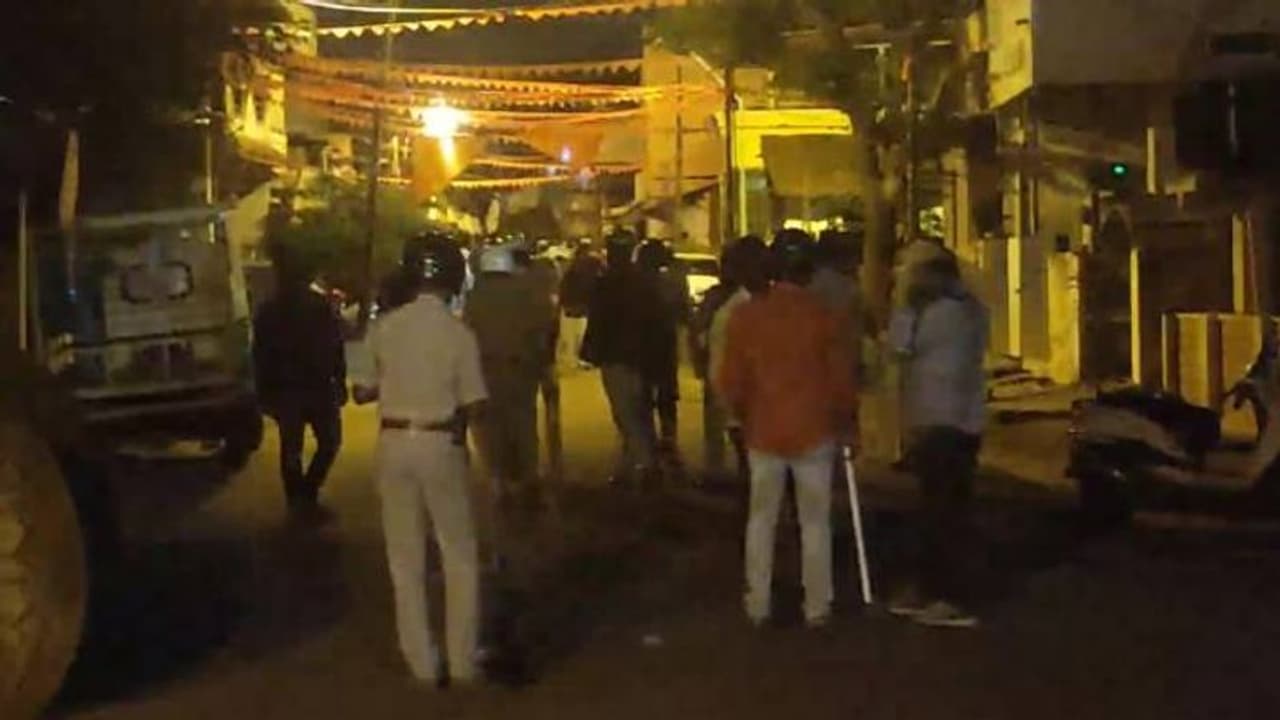 ஒரே போஸ்ட்.. போலீஸ் ஸ்டேஷனை சூரையாடிய மர்ம நபர்கள்... 40 பேர் கைது.. கர்நாடகாவில் பரபரப்பு..!