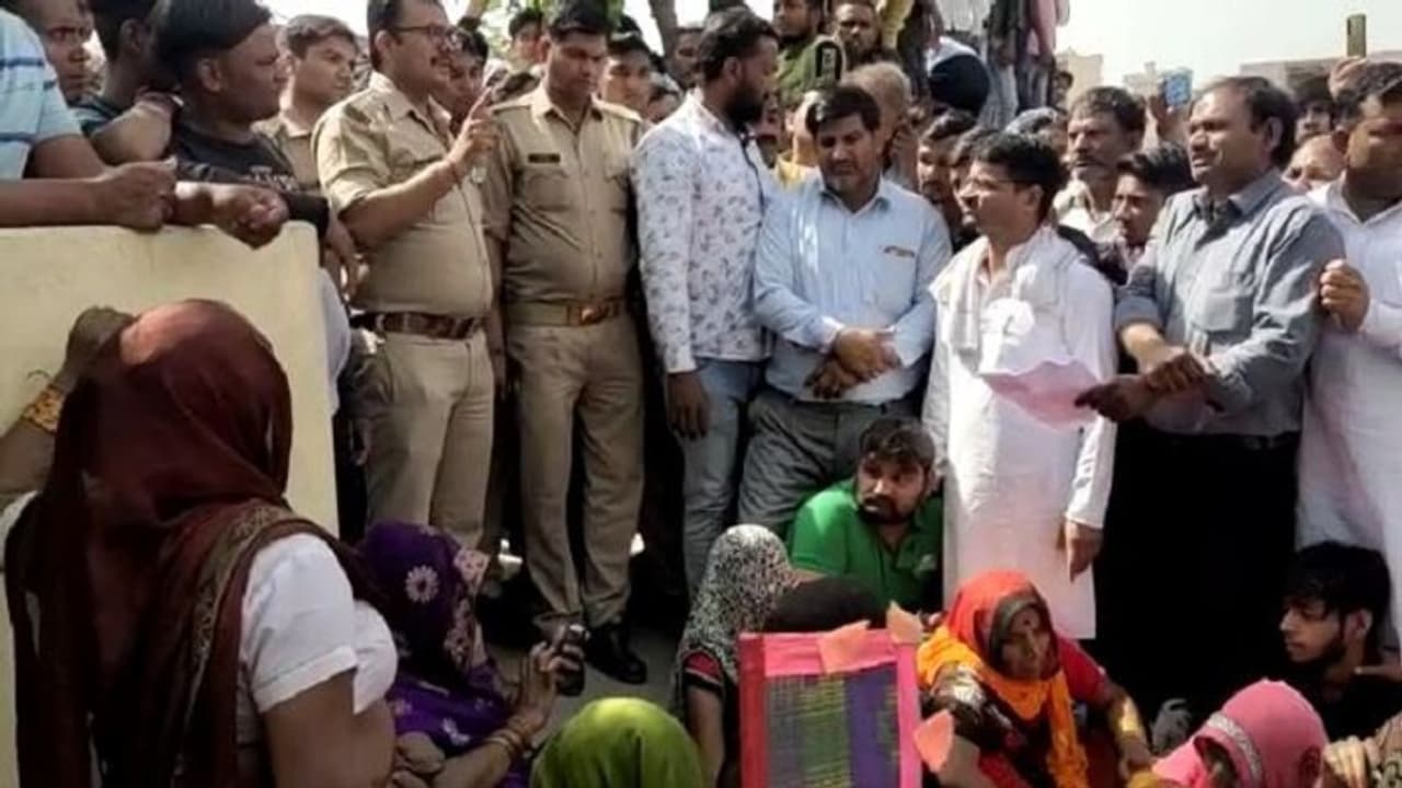 14 अप्रैल से लापता बच्चों का सुराग नहीं लगा पाई पुलिस, नाराज व्यापारियों ने बाजार बंद कर किया चौकी का घेराव 14 अप्रैल से लापता बच्चों का सुराग नहीं लगा पाई पुलिस, नाराज व्यापारियों ने बाजार बंद कर किया चौकी का घेराव