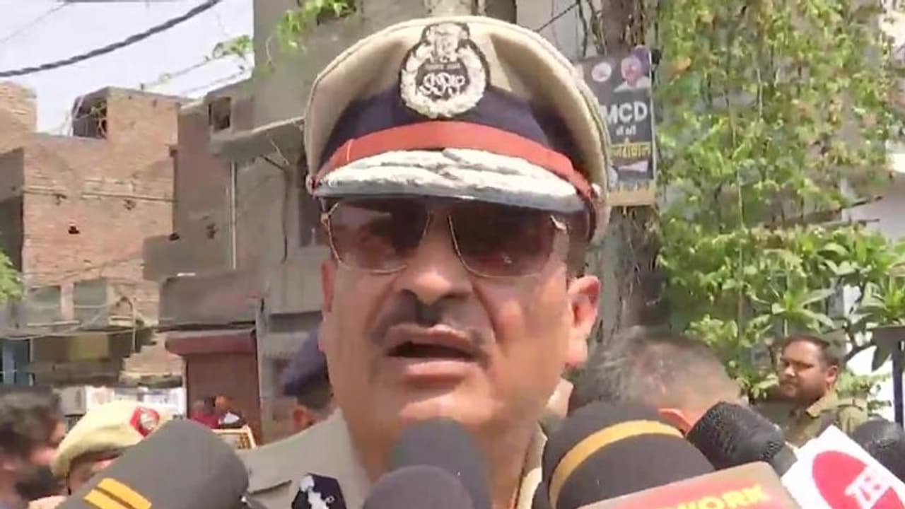 दिल्ली पुलिस ने FIR में बताई हिंसा की कहानी, 4 5 लोगों ने जुलूस में शामिल लोगों से बहस की, फिर शुरू हुआ पथराव दिल्ली पुलिस ने FIR में बताई हिंसा की कहानी, 4 5 लोगों ने जुलूस में शामिल लोगों से बहस की, फिर शुरू हुआ पथराव