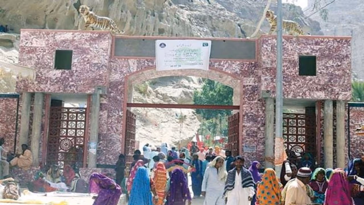 पाकिस्तान के वाे 5 मंदिर जिनकी विदेशों में भी धूम, मां सती, शिव जी, श्रीराम व बाबा गोरखनाथ की भी होती है पूजा 