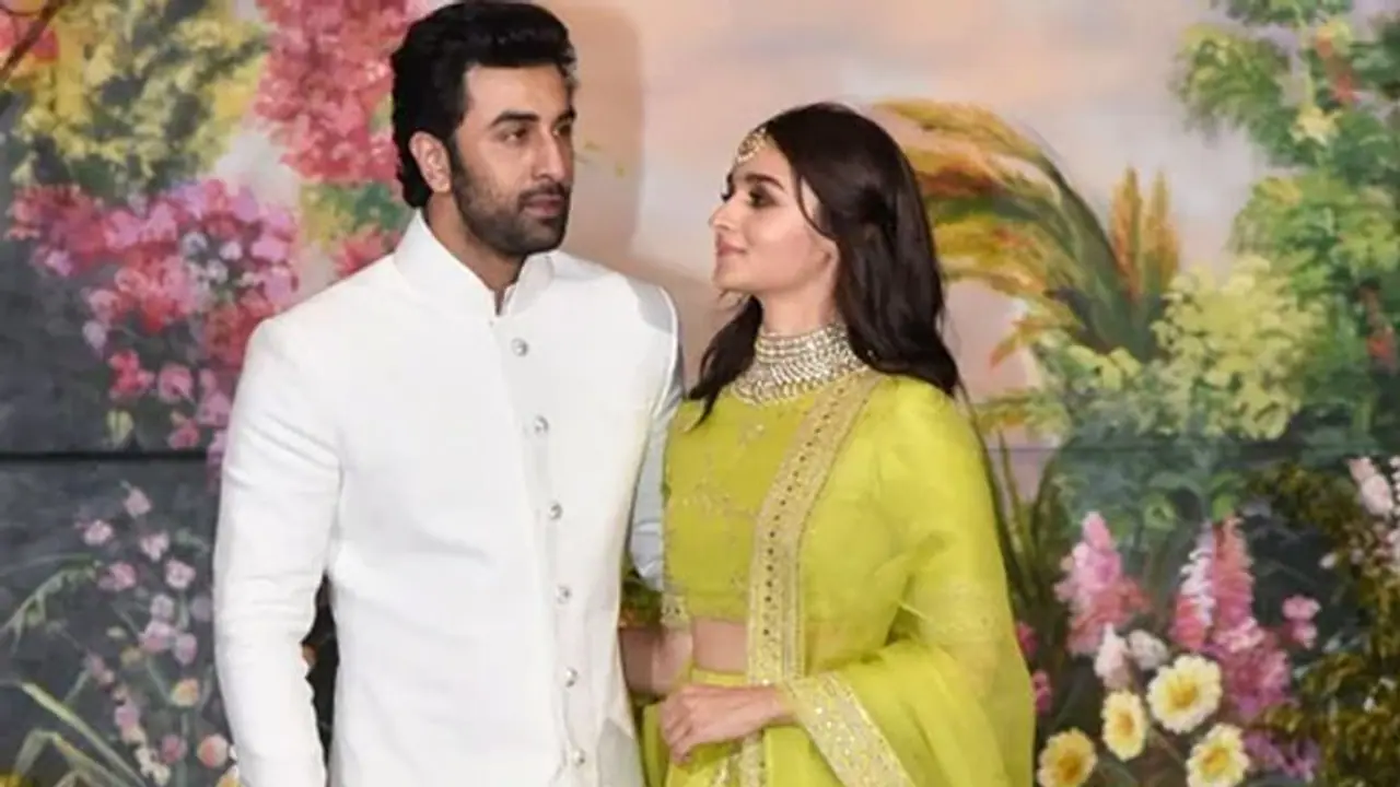 करीना कपूर ने आलिया भट्ट को गिफ्ट किया कीमती डायमंड नेकलेस तो इन दोस्तों से भी मिले लाखों के तोहफे करीना कपूर ने आलिया भट्ट को गिफ्ट किया कीमती डायमंड नेकलेस तो इन दोस्तों से भी मिले लाखों के तोहफे