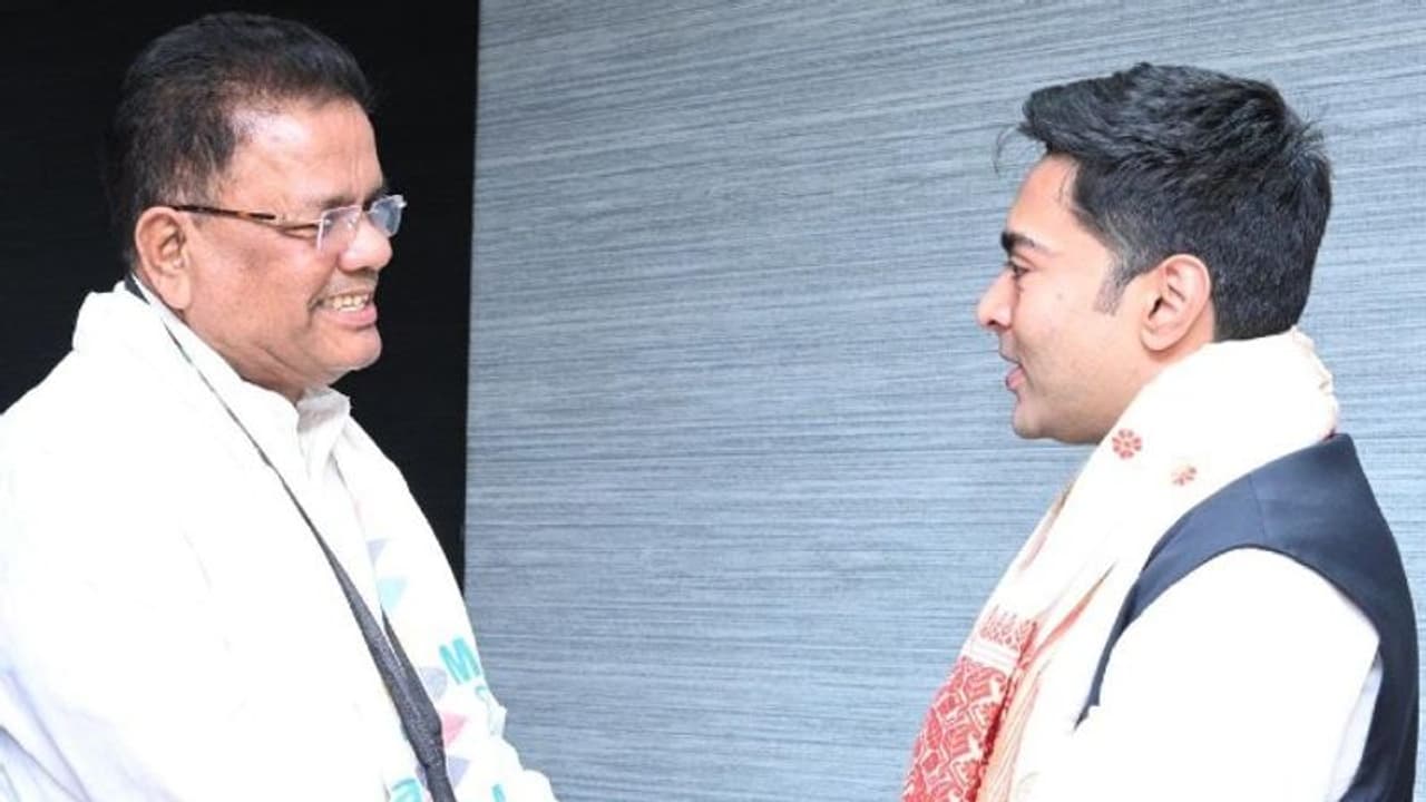 অসমে দলবদল, অভিষেকের উপস্থিতিতে কংগ্রেস ছেড়ে তৃণমূলে এলেন রিপুন বোরা অসমে দলবদল, অভিষেকের উপস্থিতিতে কংগ্রেস ছেড়ে তৃণমূলে এলেন রিপুন বোরা