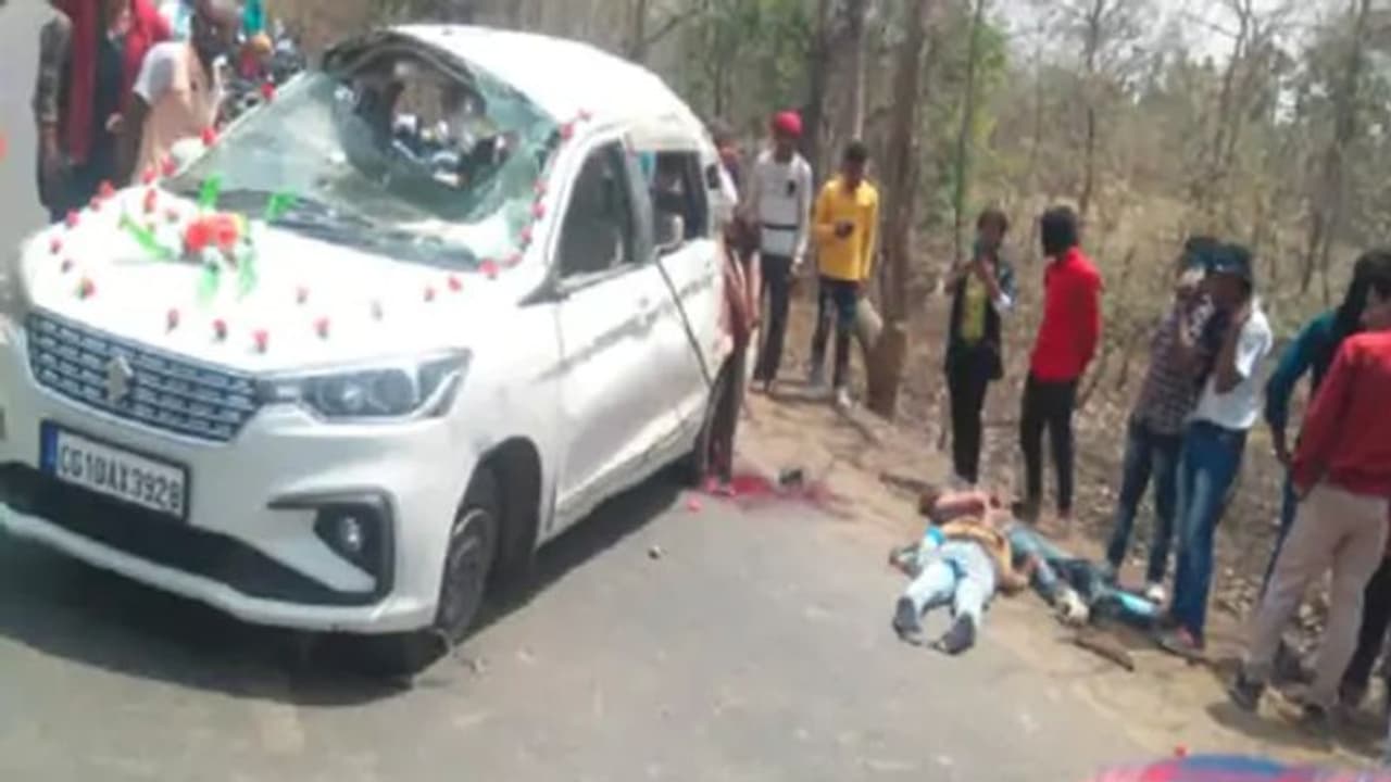 छत्तीसगढ़ में दिल दहला देने वाला एक्सीडेंट: दूल्हे की कार पलटी, 3 लोगों की मौके पर मौत, एक गलती सबको मार गई छत्तीसगढ़ में दिल दहला देने वाला एक्सीडेंट: दूल्हे की कार पलटी, 3 लोगों की मौके पर मौत, एक गलती सबको मार गई