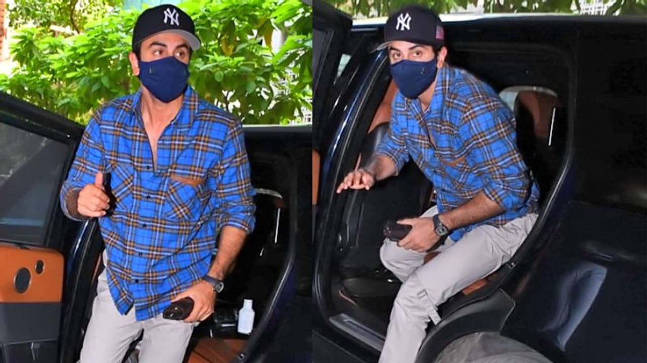 शादी के दूसरे ही दिन काम पर लग गए रणबीर कपूर, एक बोला कम से कम हल्दी उतरने तक तो रुक जाते शादी के दूसरे ही दिन काम पर लग गए रणबीर कपूर, एक बोला कम से कम हल्दी उतरने तक तो रुक जाते