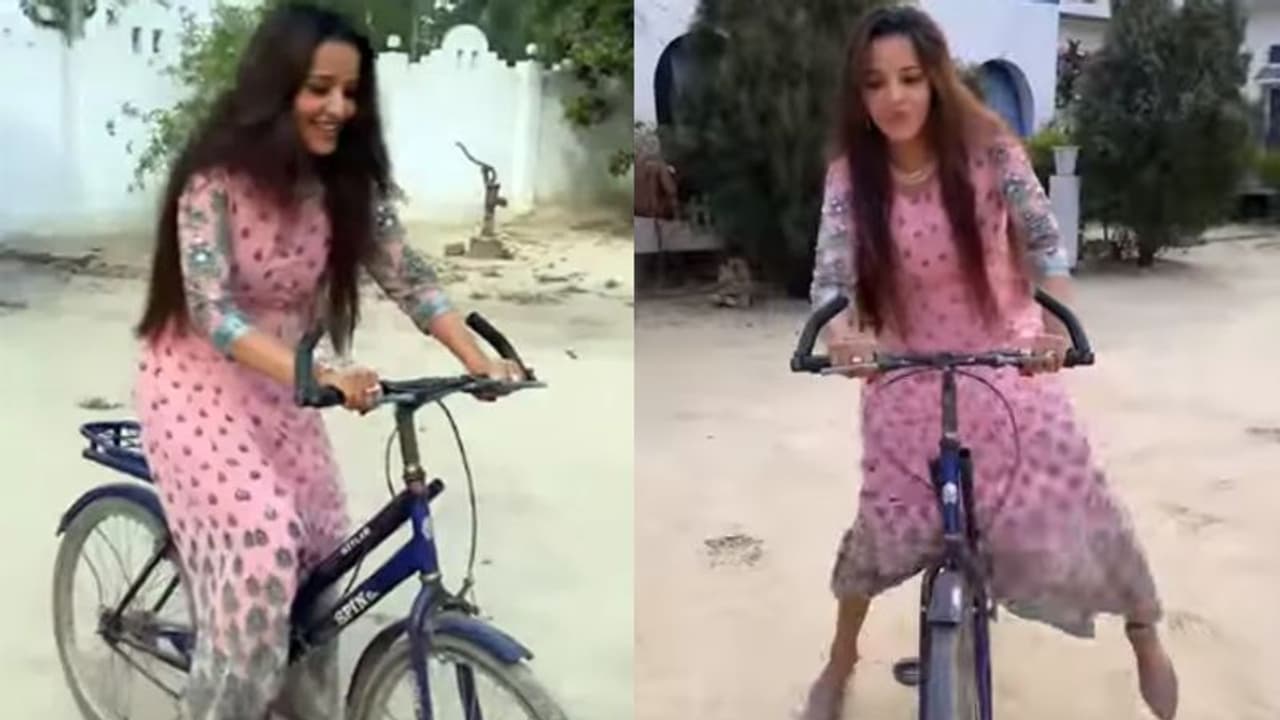साइकिल चलाने में लड़खड़ाईं मोनालिसा तो लोग लेने लगे मजे, एक बोला मैं सिखा दूं क्या