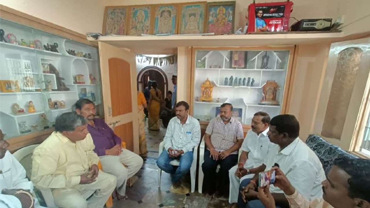 తల్లి, కొడుకు ఆత్మహత్య .. బాధ్యులను కఠినంగా శిక్షించాలి: టీటీడీపీ అధ్యక్షుడు బక్కని తల్లి, కొడుకు ఆత్మహత్య .. బాధ్యులను కఠినంగా శిక్షించాలి: టీటీడీపీ అధ్యక్షుడు బక్కని