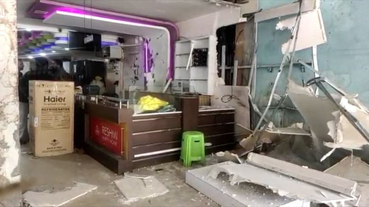 കരുനാഗപ്പള്ളിയിൽ ഹോം അപ്ലയൻസ് സ്ഥാപനം തല്ലിത്തകർത്തു കരുനാഗപ്പള്ളിയിൽ ഹോം അപ്ലയൻസ് സ്ഥാപനം തല്ലിത്തകർത്തു