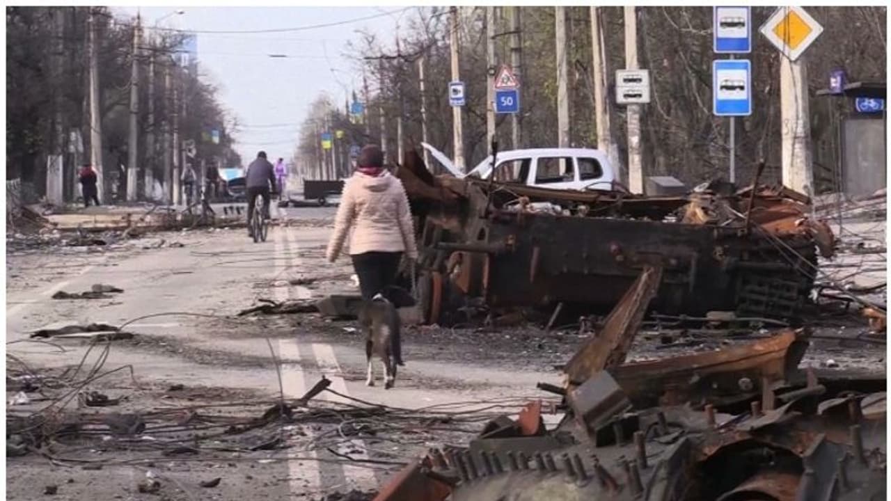യുക്രൈനില് ബോംബാക്രമണം തുടർന്ന് റഷ്യ; അഞ്ചുപേർ കൊല്ലപ്പെട്ടു, പലായനം ചെയ്തവര് യുക്രൈനിലേക്ക് മടങ്ങുന്നു യുക്രൈനില് ബോംബാക്രമണം തുടർന്ന് റഷ്യ; അഞ്ചുപേർ കൊല്ലപ്പെട്ടു, പലായനം ചെയ്തവര് യുക്രൈനിലേക്ക് മടങ്ങുന്നു
