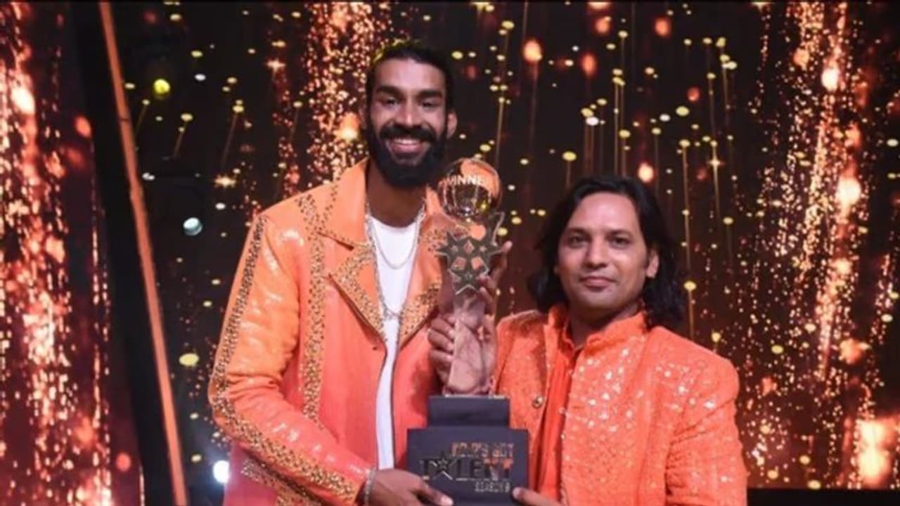 Indias Got Talent 2022 : दिव्यांश मनुराज ने जीती ट्रॉफी, घर ले गए इतने लाख प्राइज मनी और चमचमाती कार Indias Got Talent 2022 : दिव्यांश मनुराज ने जीती ट्रॉफी, घर ले गए इतने लाख प्राइज मनी और चमचमाती कार