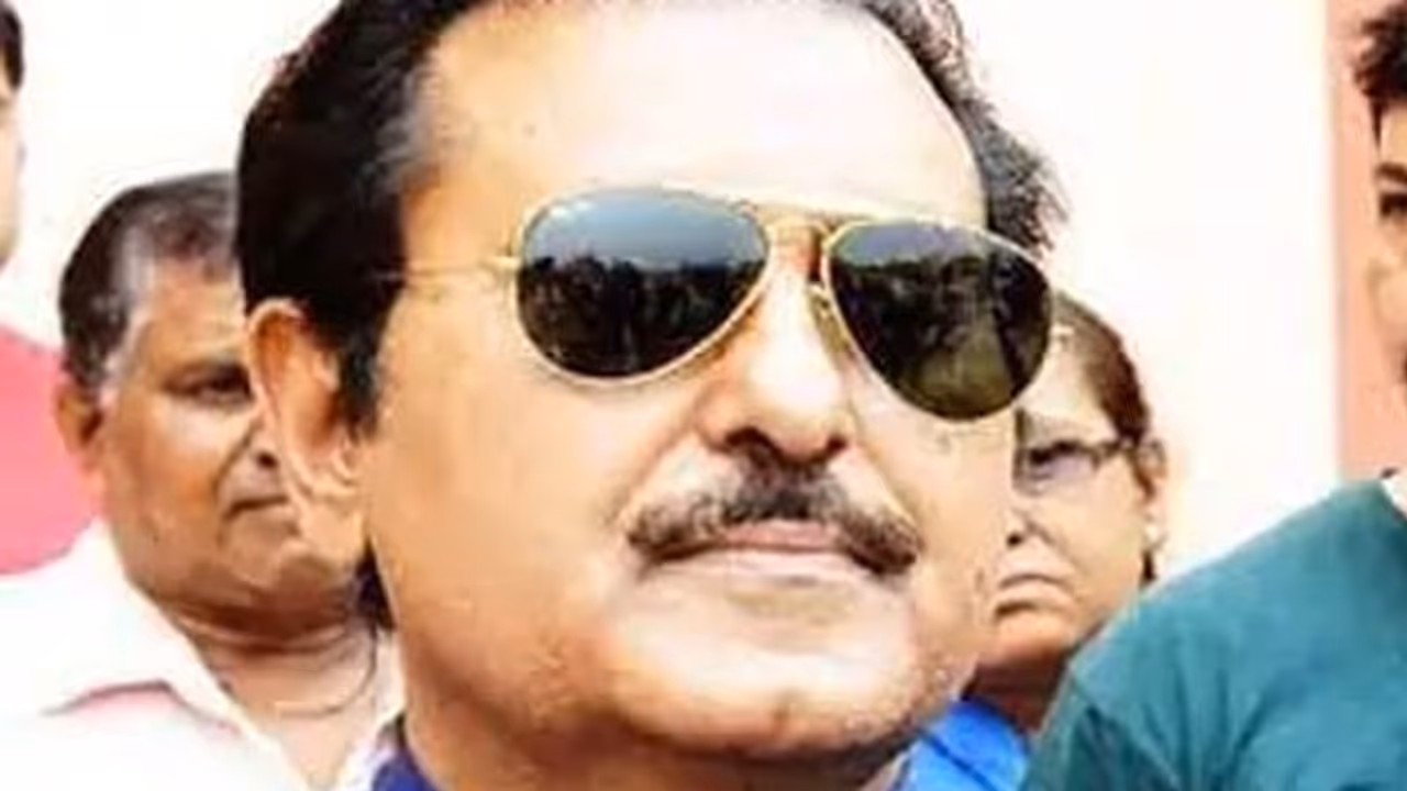 उत्पात मचा रहे थे पूर्व DGP साहब, खानी पड़ी हवालात की हवा, पहले भी गुंडागर्दी के चक्कर में फंस चुके हैं उत्पात मचा रहे थे पूर्व DGP साहब, खानी पड़ी हवालात की हवा, पहले भी गुंडागर्दी के चक्कर में फंस चुके हैं