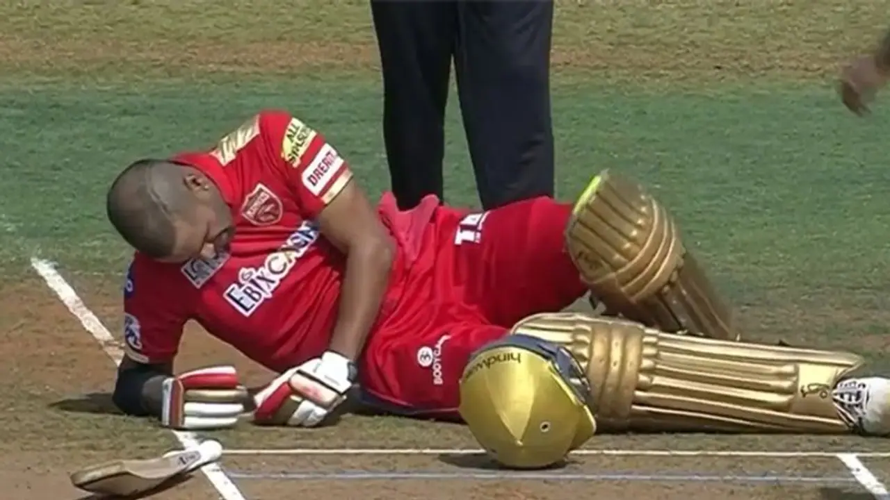 मैच के दौरान खिलाड़ी के प्राइवेट पार्ट पर पड़ी ऐसी गेंद की जमीन पर चित हो गया, 10 मिनट तक रुका रहा खेल मैच के दौरान खिलाड़ी के प्राइवेट पार्ट पर पड़ी ऐसी गेंद की जमीन पर चित हो गया, 10 मिनट तक रुका रहा खेल