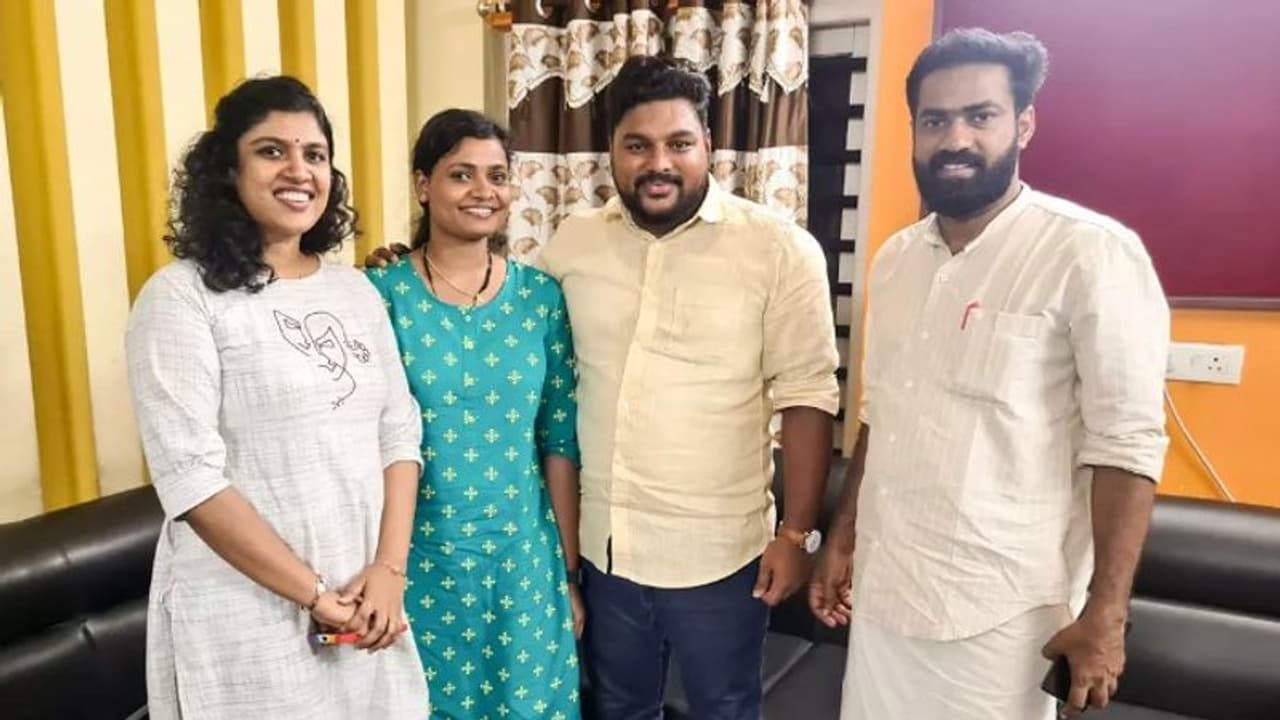 ഷെജിനും ജോയ്സ്നയും തിരുവനന്തപുരത്തെ ഡിവൈഎഫ്ഐ യൂത്ത് സെന്ററിൽ, സ്വീകരിച്ച് ചിന്തയും സനോജും ഷെജിനും ജോയ്സ്നയും തിരുവനന്തപുരത്തെ ഡിവൈഎഫ്ഐ യൂത്ത് സെന്ററിൽ, സ്വീകരിച്ച് ചിന്തയും സനോജും