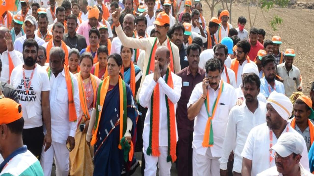 బండి సంజయ్ పాదయాత్రలో ఉద్రిక్తత.. అడ్డుకునేందుకు టీఆర్ఎస్ శ్రేణుల యత్నం.. కారు అద్దాలు ధ్వంసం.. బండి సంజయ్ పాదయాత్రలో ఉద్రిక్తత.. అడ్డుకునేందుకు టీఆర్ఎస్ శ్రేణుల యత్నం.. కారు అద్దాలు ధ్వంసం..