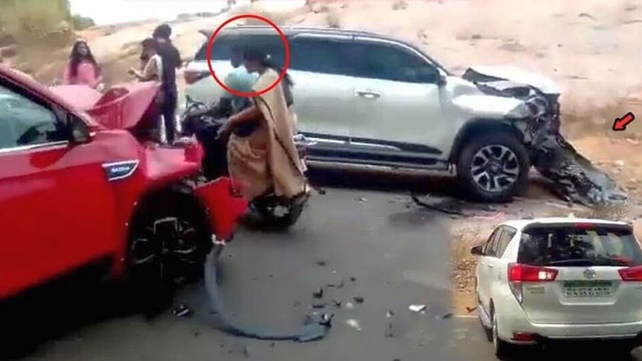 പരിക്കേറ്റവര്‍ക്ക് ഇന്നോവ വിട്ടുനല്‍കി ബൈക്കില്‍ യാത്ര തുടര്‍ന്ന് കേന്ദ്രമന്ത്രി;കണ്ണുനിറച്ച്, കയ്യടിച്ച് ജനം!