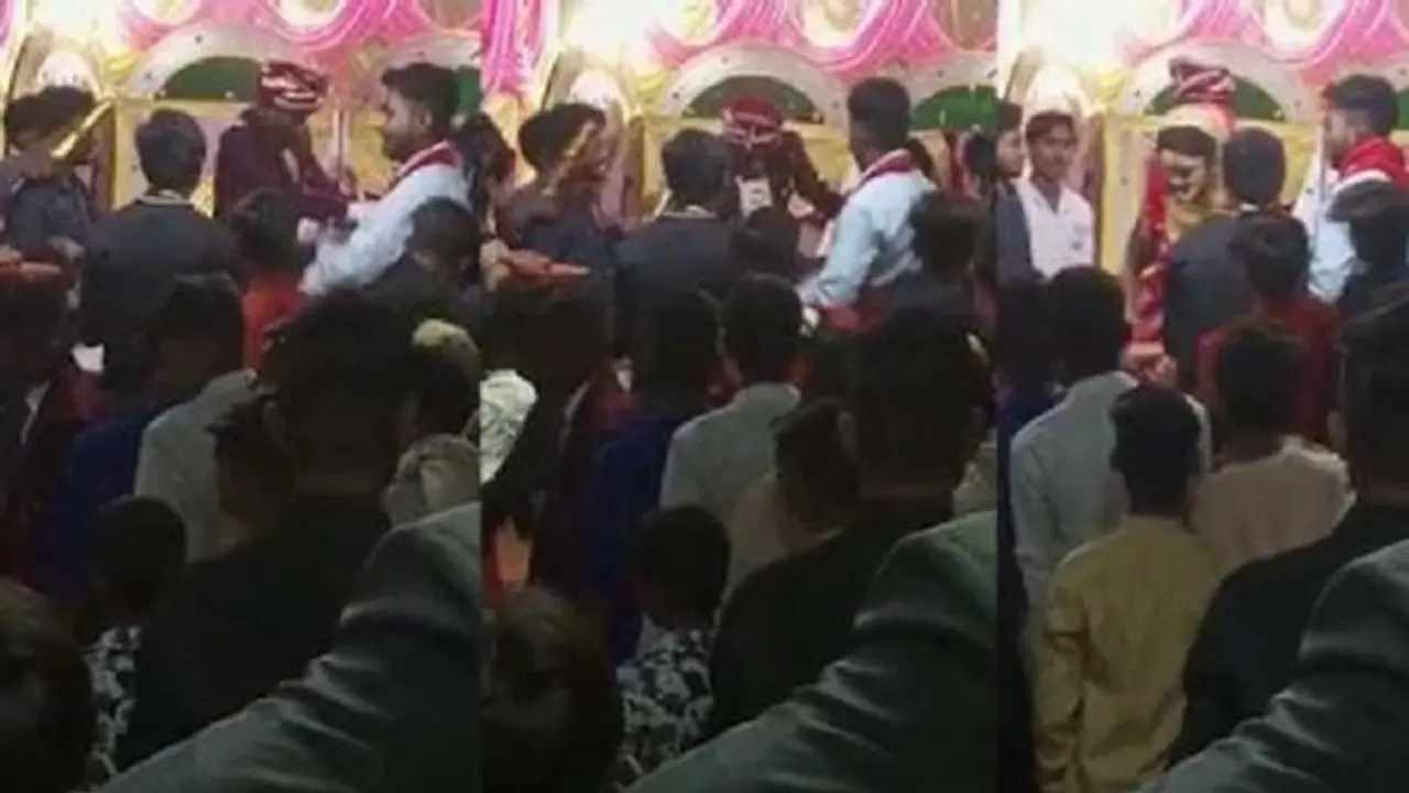 गले में जयमाल पड़ते ही दुल्हन ने दूल्हे को मारे कई थप्पड़, गाल पर हाथ रख देखते रह गए 'राजा जी' देखें वीडियो गले में जयमाल पड़ते ही दुल्हन ने दूल्हे को मारे कई थप्पड़, गाल पर हाथ रख देखते रह गए 'राजा जी' देखें वीडियो