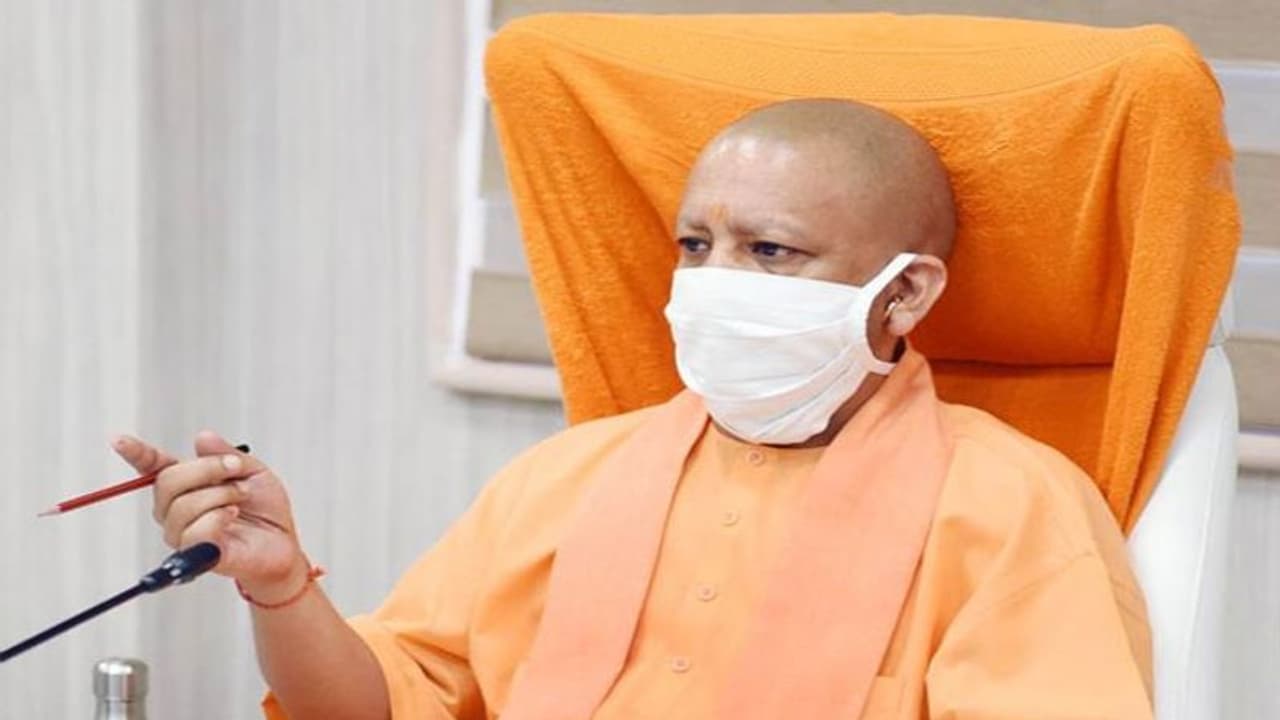 सीएम योगी के नाम को लेकर दाखिल की गई याचिका, हाईकोर्ट ने खारिज कर लगाया एक लाख का जुर्माना सीएम योगी के नाम को लेकर दाखिल की गई याचिका, हाईकोर्ट ने खारिज कर लगाया एक लाख का जुर्माना