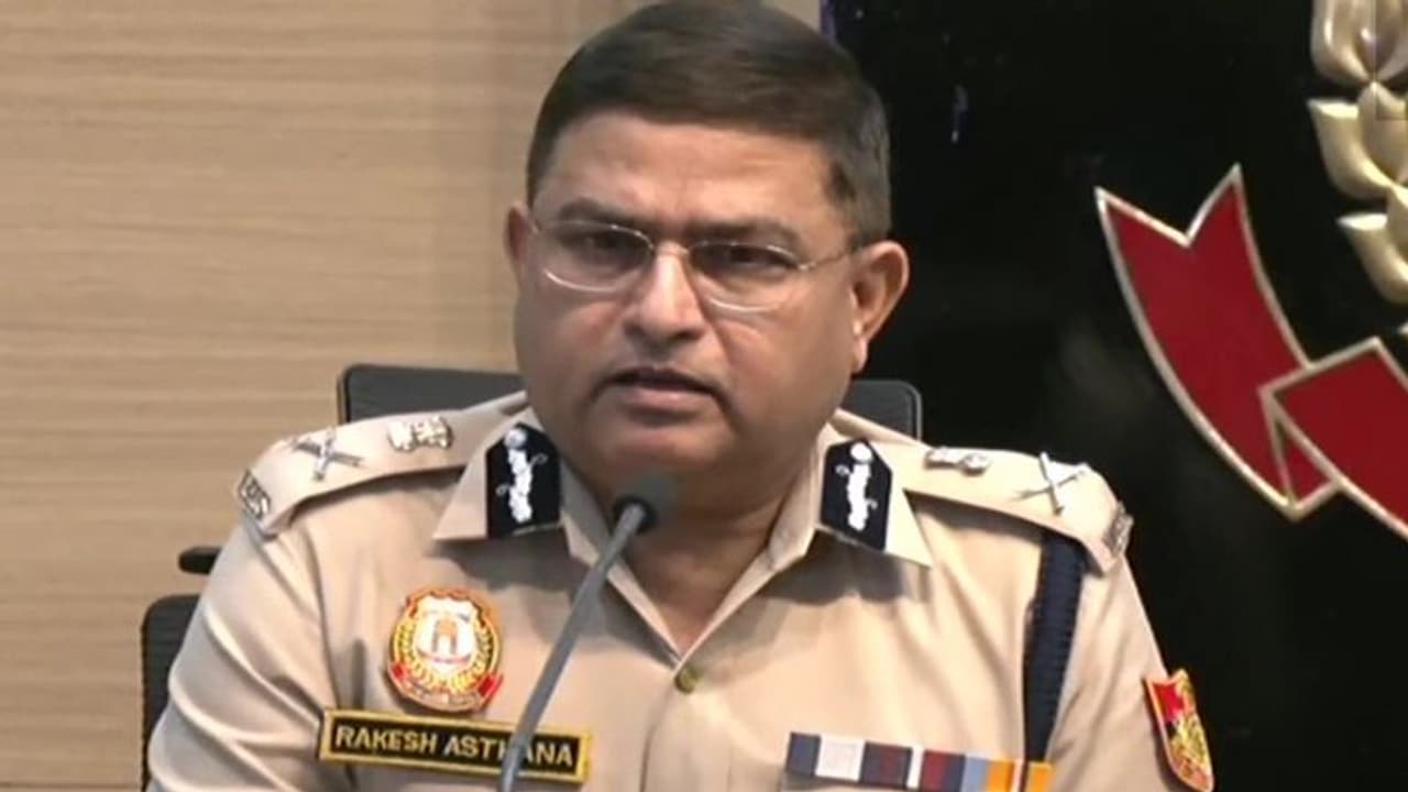 जहांगीरपुरी हिंसा: दिल्ली पुलिस सोशल मीडिया की कर रही जांच, शांति भंग करने की कोशिश की तो होगी कार्रवाई