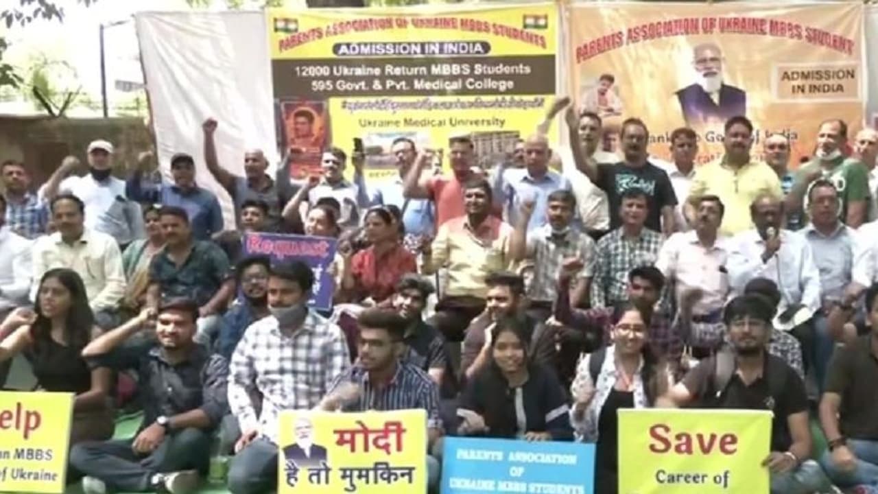 జంత‌ర్‌మంత‌ర్ వ‌ద్ద ఉక్రెయిన్ భార‌త వైద్య విద్యార్థుల ఆందోళ‌న ! 