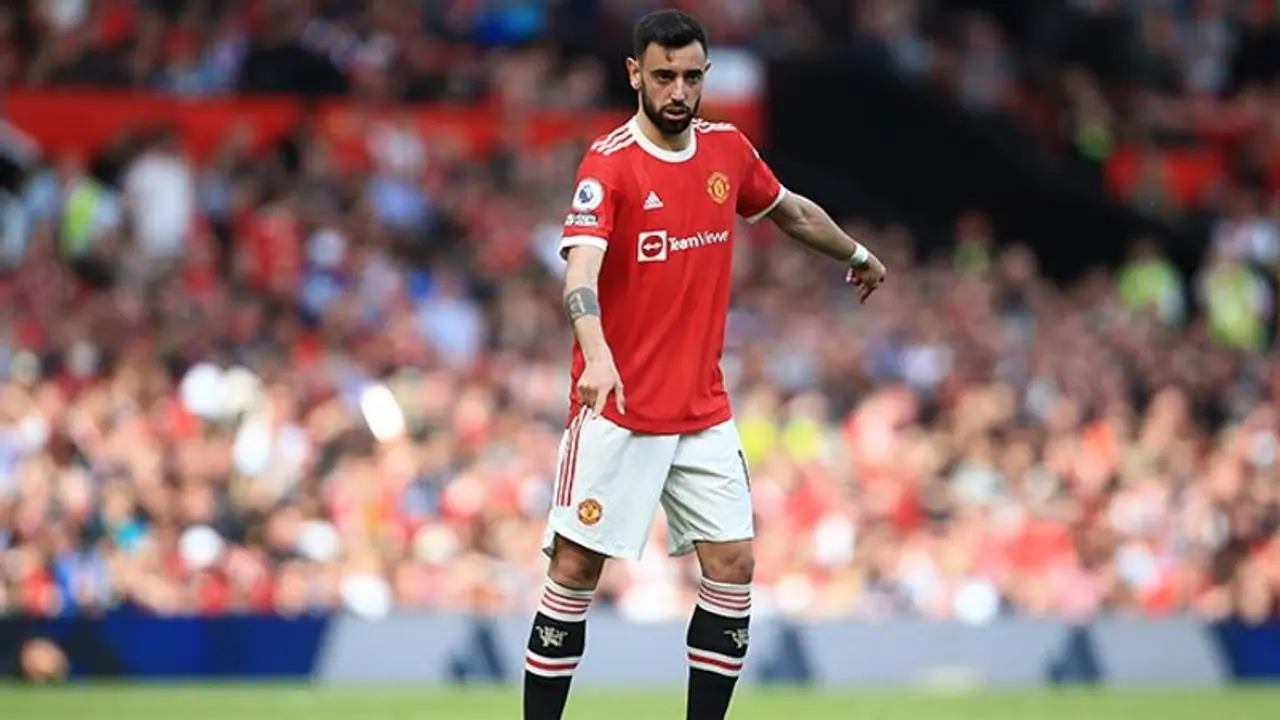 Man United fans breathe sigh of relief after Bruno Fernandes escapes car crash unhurt Man United fans breathe sigh of relief after Bruno Fernandes escapes car crash unhurt