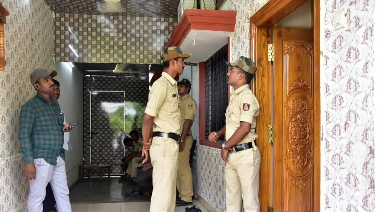 PSI ಪರೀಕ್ಷೆ ಅಕ್ರಮ: ಬ್ಲೂಟೂತ್ ಎಕ್ಸ್ಪರ್ಟ್ ಸಿಐಡಿ ಎದುರು ಶರಣು! PSI ಪರೀಕ್ಷೆ ಅಕ್ರಮ: ಬ್ಲೂಟೂತ್ ಎಕ್ಸ್ಪರ್ಟ್ ಸಿಐಡಿ ಎದುರು ಶರಣು!