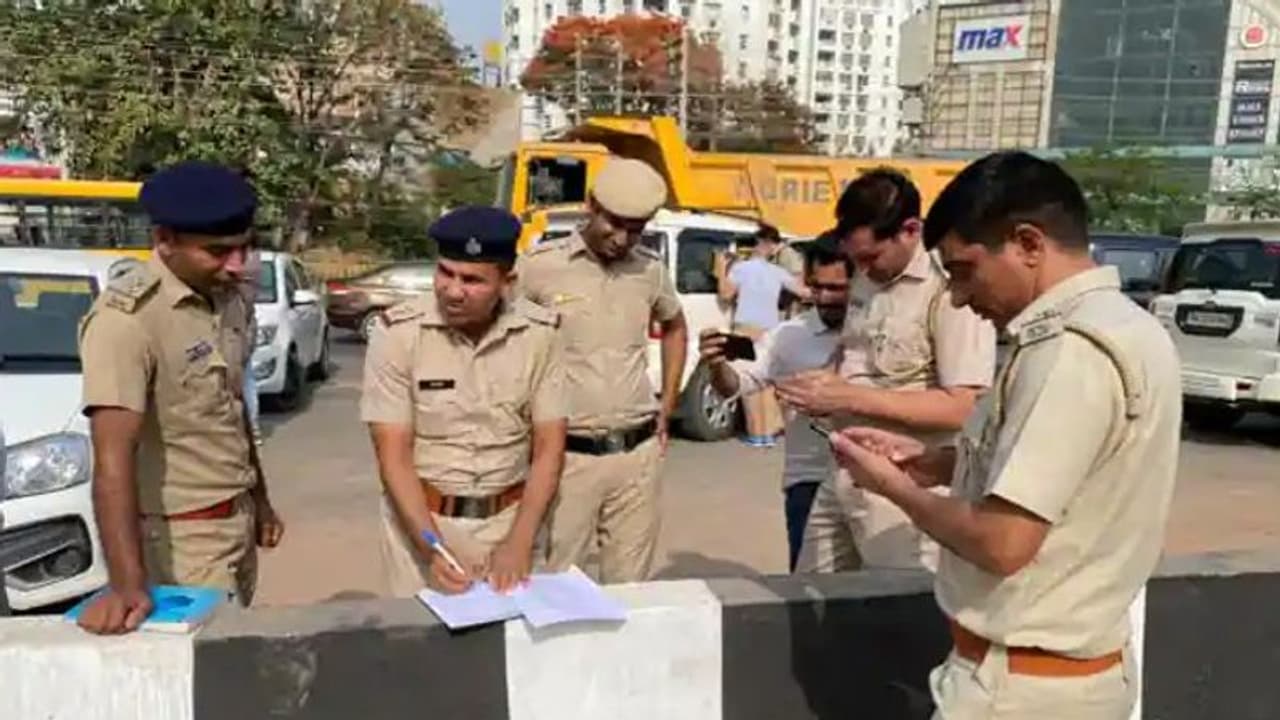 गुरुग्राम में थाने के पास दिनदहाड़े 1 करोड़ की लूट, सब फिल्मी स्टाइल में किया, ट्रिक जान पुलिस भी हैरान गुरुग्राम में थाने के पास दिनदहाड़े 1 करोड़ की लूट, सब फिल्मी स्टाइल में किया, ट्रिक जान पुलिस भी हैरान