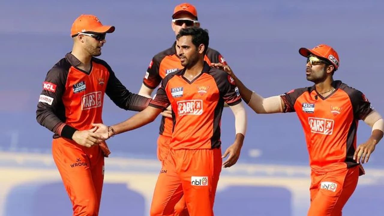 ஐபிஎல்லின் முதல் இந்திய ஃபாஸ்ட் பவுலர்.. புவனேஷ்வர் குமார் அபார சாதனை ஐபிஎல்லின் முதல் இந்திய ஃபாஸ்ட் பவுலர்.. புவனேஷ்வர் குமார் அபார சாதனை