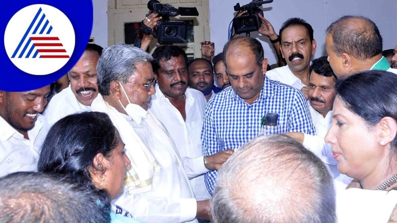 Karnataka Politics: ಕೈ ಮುಗಿದು ಪ್ರಾರ್ಥಿಸುತ್ತೇನೆ, ಮೊದಲು ಬಿಜೆಪಿ ಕಿತ್ತಾಕಿ: ಸಿದ್ದರಾಮಯ್ಯ Karnataka Politics: ಕೈ ಮುಗಿದು ಪ್ರಾರ್ಥಿಸುತ್ತೇನೆ, ಮೊದಲು ಬಿಜೆಪಿ ಕಿತ್ತಾಕಿ: ಸಿದ್ದರಾಮಯ್ಯ