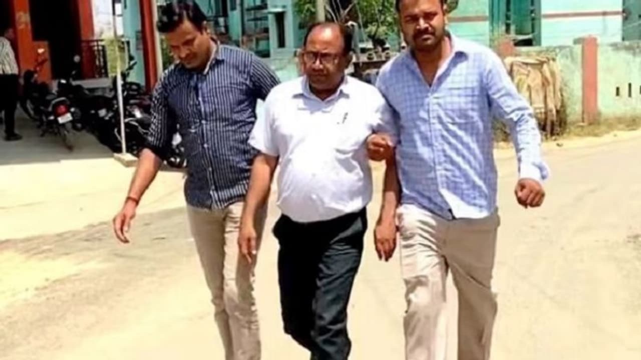 एरियर निकालने की रिश्वत लेते पकड़े गए कन्नौज के सीनियर लिपिक, लखनऊ विजिलेंस टीम ने दर्ज किया मुकदमा एरियर निकालने की रिश्वत लेते पकड़े गए कन्नौज के सीनियर लिपिक, लखनऊ विजिलेंस टीम ने दर्ज किया मुकदमा