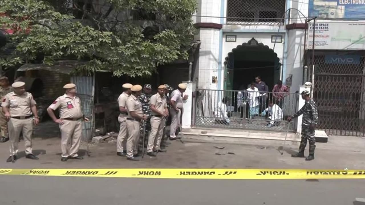 जहांगीरपुरी हिंसा: शेख हमीद को पुलिस ने किया गिरफ्तार, पथराव के लिए दी थी खाली बोतलें जहांगीरपुरी हिंसा: शेख हमीद को पुलिस ने किया गिरफ्तार, पथराव के लिए दी थी खाली बोतलें
