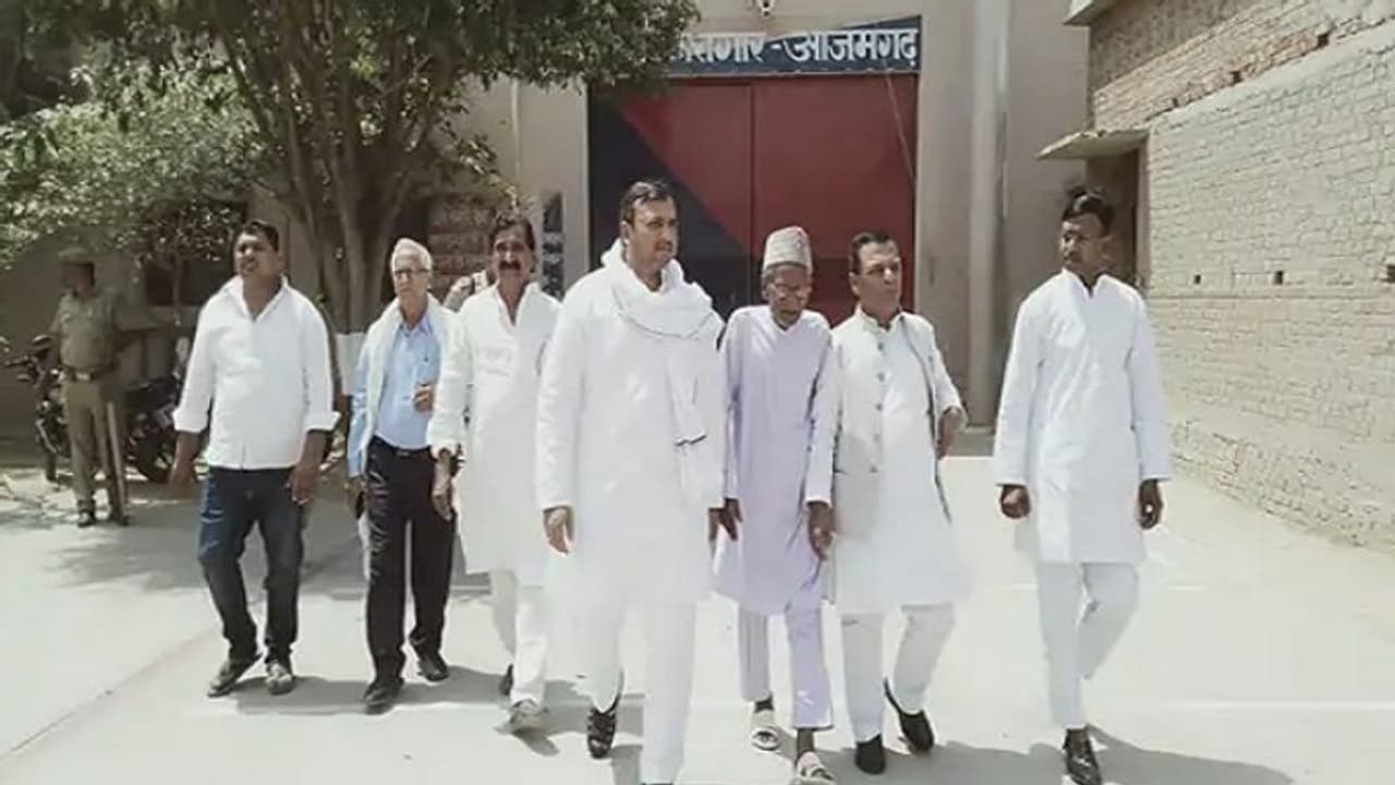 जेल में बंद पत्रकारों से मिलने पहुंचे सपा नेताओं को प्रशासन ने किया बाहर, इजाजत न मिलने पर हुए वापस जेल में बंद पत्रकारों से मिलने पहुंचे सपा नेताओं को प्रशासन ने किया बाहर, इजाजत न मिलने पर हुए वापस