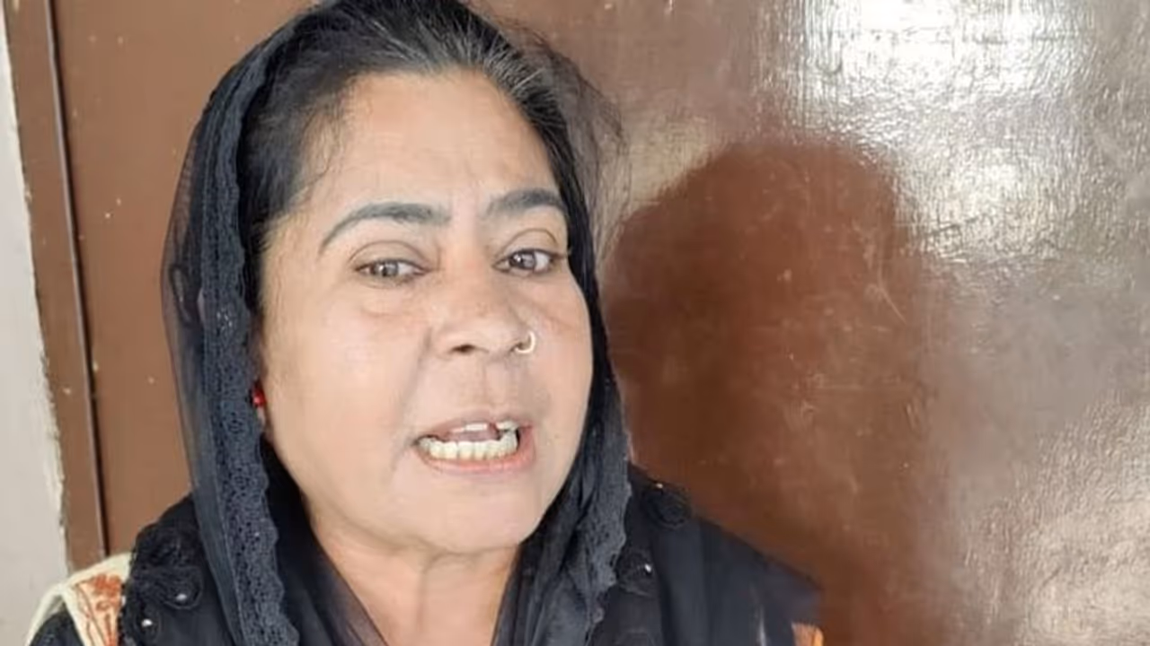 सपा नेत्री रुबीना के खिलाफ केस दर्ज, मंदिर के सामने बैठकर कुरान पढ़ने का दिया था बयान सपा नेत्री रुबीना के खिलाफ केस दर्ज, मंदिर के सामने बैठकर कुरान पढ़ने का दिया था बयान