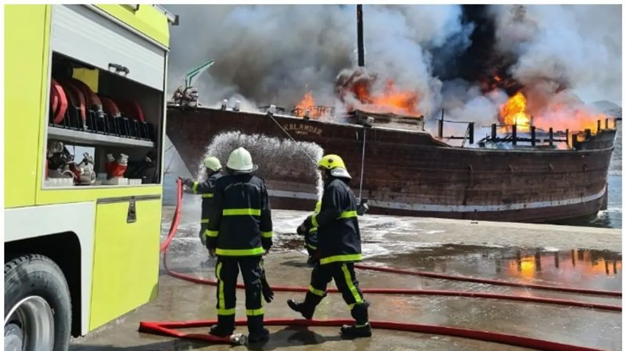 ഒമാനിലെ ഖസബ് തുറമുഖത്ത് തീപിടുത്തം ഒമാനിലെ ഖസബ് തുറമുഖത്ത് തീപിടുത്തം