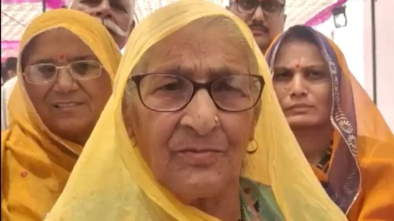 राजस्थान में फौजी की पत्नी का अनूठा जज्बा: पति की मौत के बाद लिया शानदार फैसला, जिसकी हर कोई कर रहा तारीफ राजस्थान में फौजी की पत्नी का अनूठा जज्बा: पति की मौत के बाद लिया शानदार फैसला, जिसकी हर कोई कर रहा तारीफ