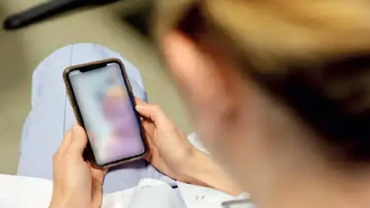 ಪತ್ನಿಯ ನಗ್ನಚಿತ್ರ ಸೆರೆಹಿಡಿದು ಸ್ನೇಹಿತರಿಗೆ ಕಳುಹಿಸಿದ ಪತಿ..! ಪತ್ನಿಯ ನಗ್ನಚಿತ್ರ ಸೆರೆಹಿಡಿದು ಸ್ನೇಹಿತರಿಗೆ ಕಳುಹಿಸಿದ ಪತಿ..!