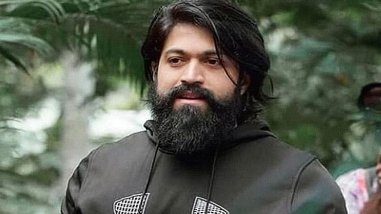 KGF Chapter 2 की बंपर सफलता के बाद रिलैक्स करते दिखें यश, समंदर किनारे की फैमिली संग की मस्ती KGF Chapter 2 की बंपर सफलता के बाद रिलैक्स करते दिखें यश, समंदर किनारे की फैमिली संग की मस्ती