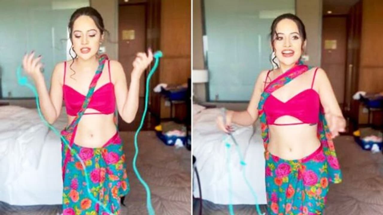 साड़ी पहन रस्सी कूदती दिखीं उर्फी जावेद, लोगों ने सनी लियोनी और राखी सावंत से जोड़ते हुए कही ये बात साड़ी पहन रस्सी कूदती दिखीं उर्फी जावेद, लोगों ने सनी लियोनी और राखी सावंत से जोड़ते हुए कही ये बात