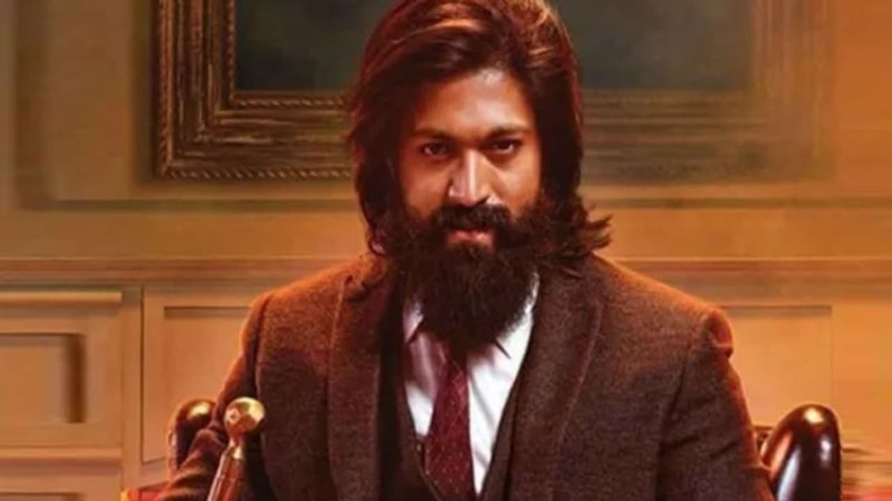 মাত্র ৩০০ টাকা নিয়ে বাড়ি থেকে পালিয়ে আজ কোটি টাকার মালিক কেজিএফ ষ্টার Yash মাত্র ৩০০ টাকা নিয়ে বাড়ি থেকে পালিয়ে আজ কোটি টাকার মালিক কেজিএফ ষ্টার Yash