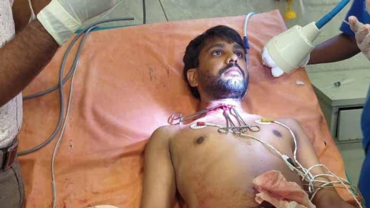 అనకాపల్లిలో దారుణం: సర్ప్రైజ్ అంటూ కాబోయే భర్త గొంతు కోసిన యువతి అనకాపల్లిలో దారుణం: సర్ప్రైజ్ అంటూ కాబోయే భర్త గొంతు కోసిన యువతి