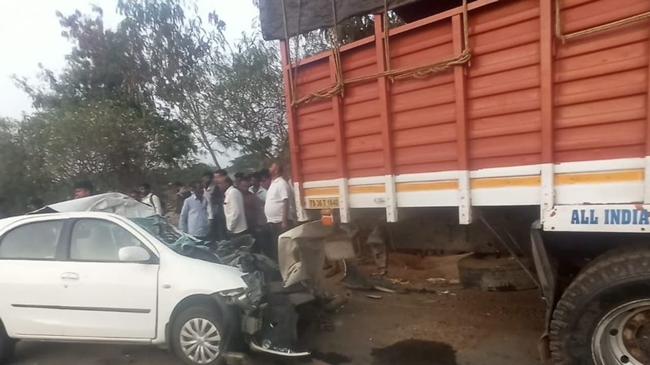 Siddipet Road Accident: ఆగి ఉన్న డీసీఎం ను ఢీకొన్న కారు.. స్పాట్‌లోనే ఒక‌రి మృతి.. ఇద్ద‌రి ప‌రిస్థితి విష‌మం