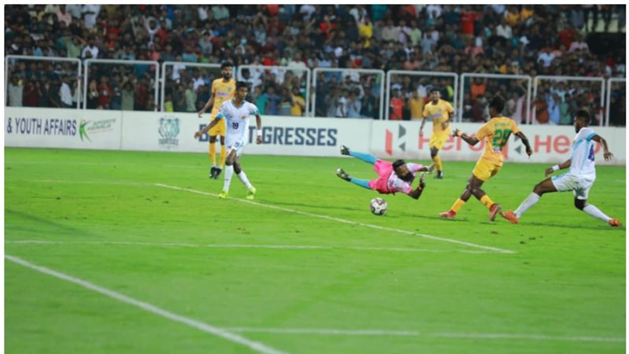 Santosh Trophy : വംഗ വീര്യത്തെ തുരത്തിയോടിച്ച് കേരളം; കരുത്തരുടെ പോരില് മിന്നും വിജയം Santosh Trophy : വംഗ വീര്യത്തെ തുരത്തിയോടിച്ച് കേരളം; കരുത്തരുടെ പോരില് മിന്നും വിജയം