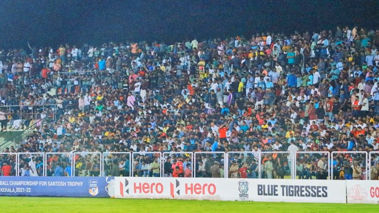 പൂ ചോദിച്ചതിന് നല്കിയത് പൂക്കാലം; പന്തിനെ നെഞ്ചോട് ചേര്ത്ത നാട്; മലപ്പുറത്തിന്റെ മനസ് പോലെ ഒരു ചാന്റ് പൂ ചോദിച്ചതിന് നല്കിയത് പൂക്കാലം; പന്തിനെ നെഞ്ചോട് ചേര്ത്ത നാട്; മലപ്പുറത്തിന്റെ മനസ് പോലെ ഒരു ചാന്റ്