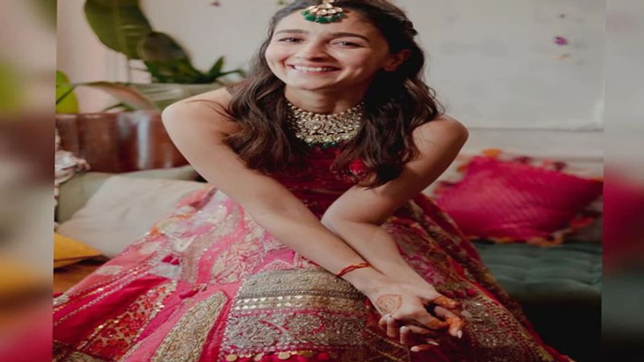 शादी की मेहंदी का रंग उतरने से पहले आलिया भट्ट करने जा रही ये काम, जैसलमेर के लिए होगी रवाना शादी की मेहंदी का रंग उतरने से पहले आलिया भट्ट करने जा रही ये काम, जैसलमेर के लिए होगी रवाना