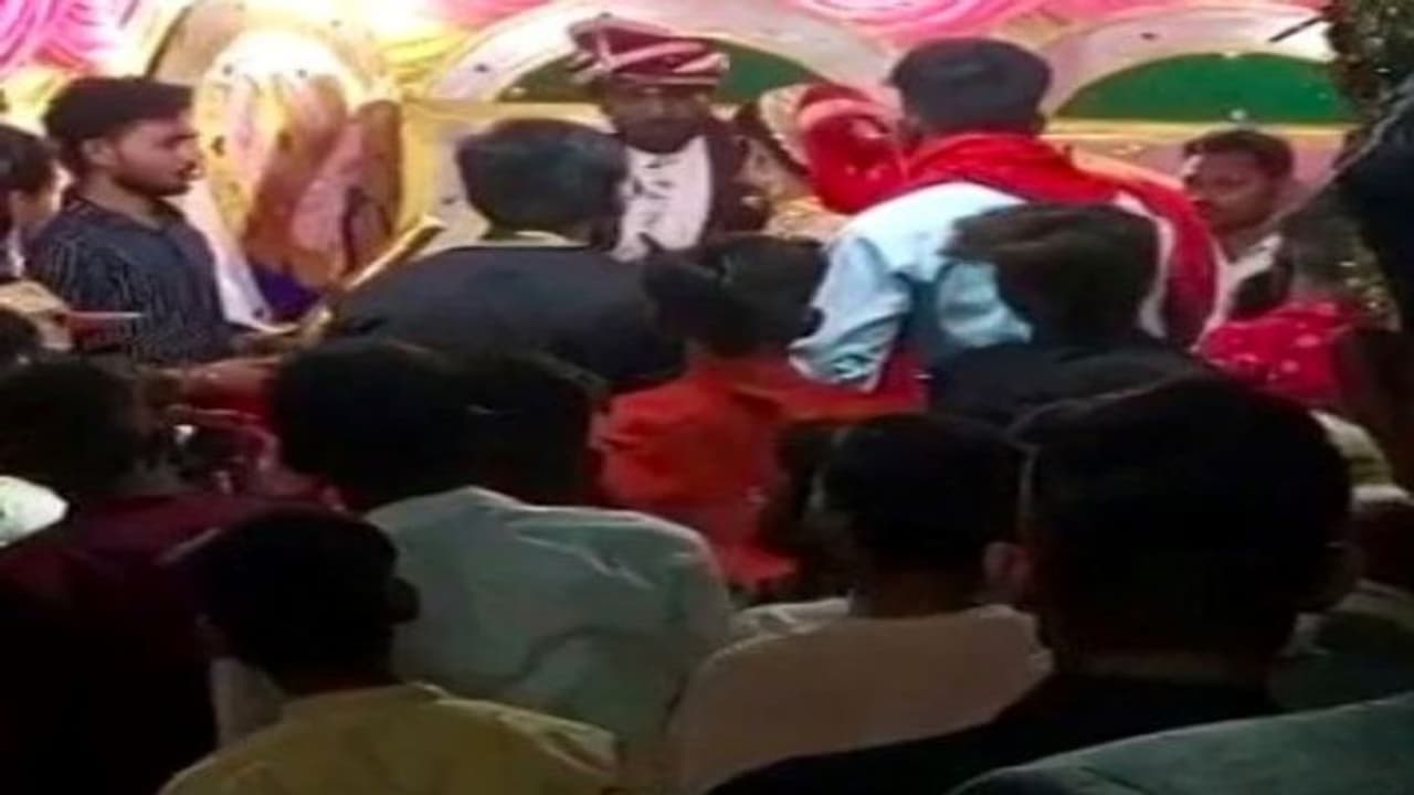 दूल्हे ने दुल्हन को पहनाई वरमाला, तभी होने वाली पत्नी ने किया जबरदस्त कांड, शुरू हुई मारपीट और मच गई चीख पुकार